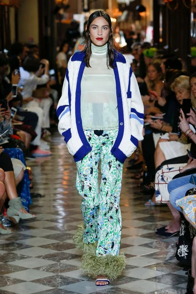 Look 16